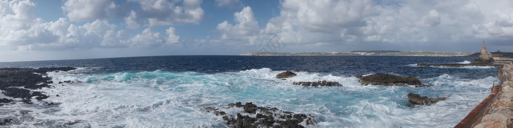 岩石海岸线上的全景海图片