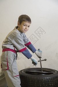 汽车修理店的男孩图片