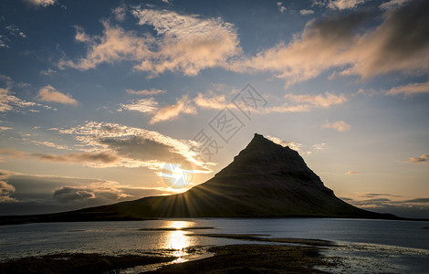 柯朱菲尔日落时分美丽的冰岛山景背景
