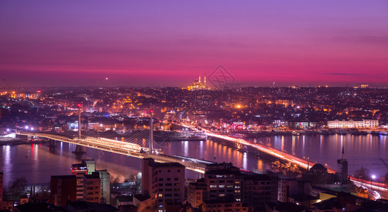 夜间在伊斯坦布尔与清真寺天线长期接触金角图片