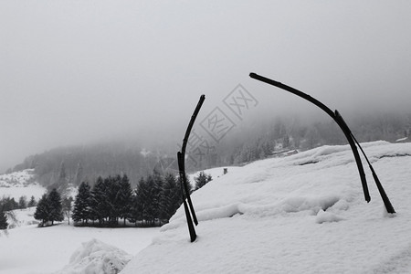 冬季山上暴风雪过后被雪覆盖的汽车挡图片