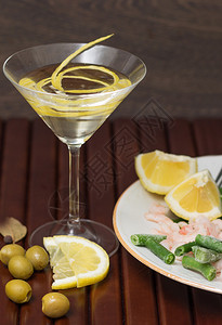 海鲜芦笋和一杯苦艾酒图片