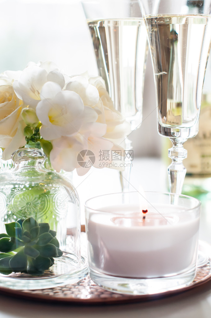 花瓶蜡烛和香槟的白色花束图片