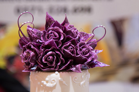 紫罗兰色糖花设计师蛋糕装饰图片