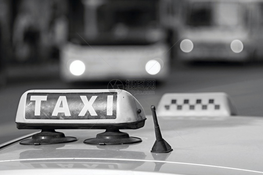 城市街道上的汽车标志和出租车标志图片