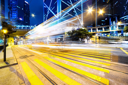 现代城市的灯光交通图片