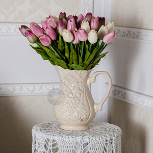 白色花瓶中美丽的春花图片