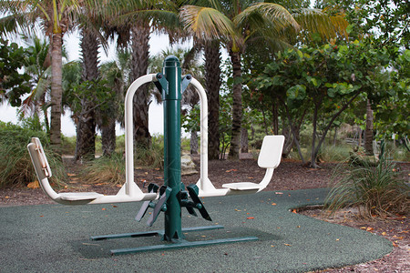 公园健身器材的库存图片背景图片