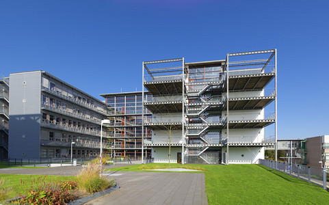 荷兰兹沃勒的现代学校建筑外观背景图片