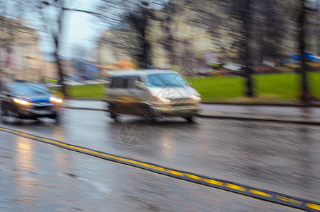 雨中道路上的汽车模糊不清图片