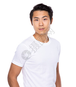 白色背景中穿着白色T恤的亚洲帅哥图片