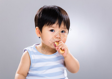 亚洲小男孩学会吃手指食物图片