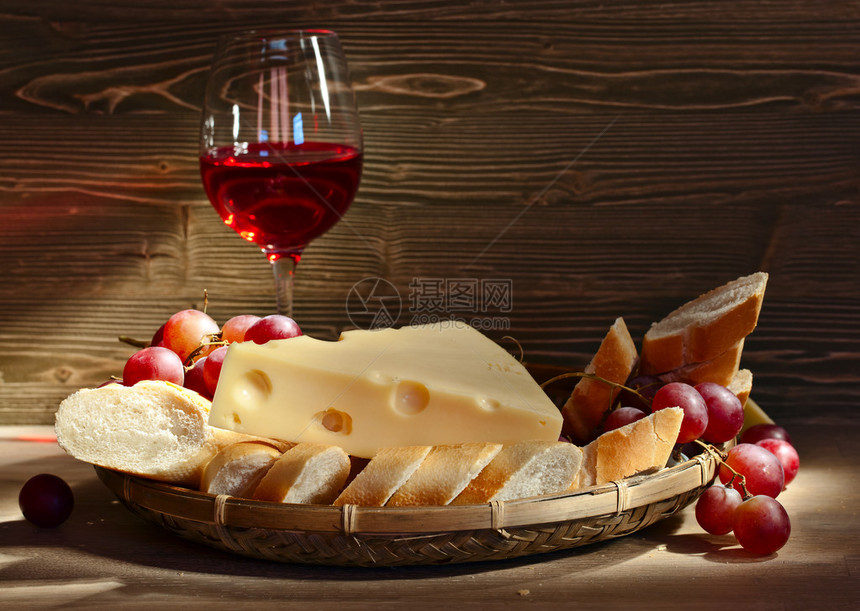 木桌上的奶酪面包和红酒图片