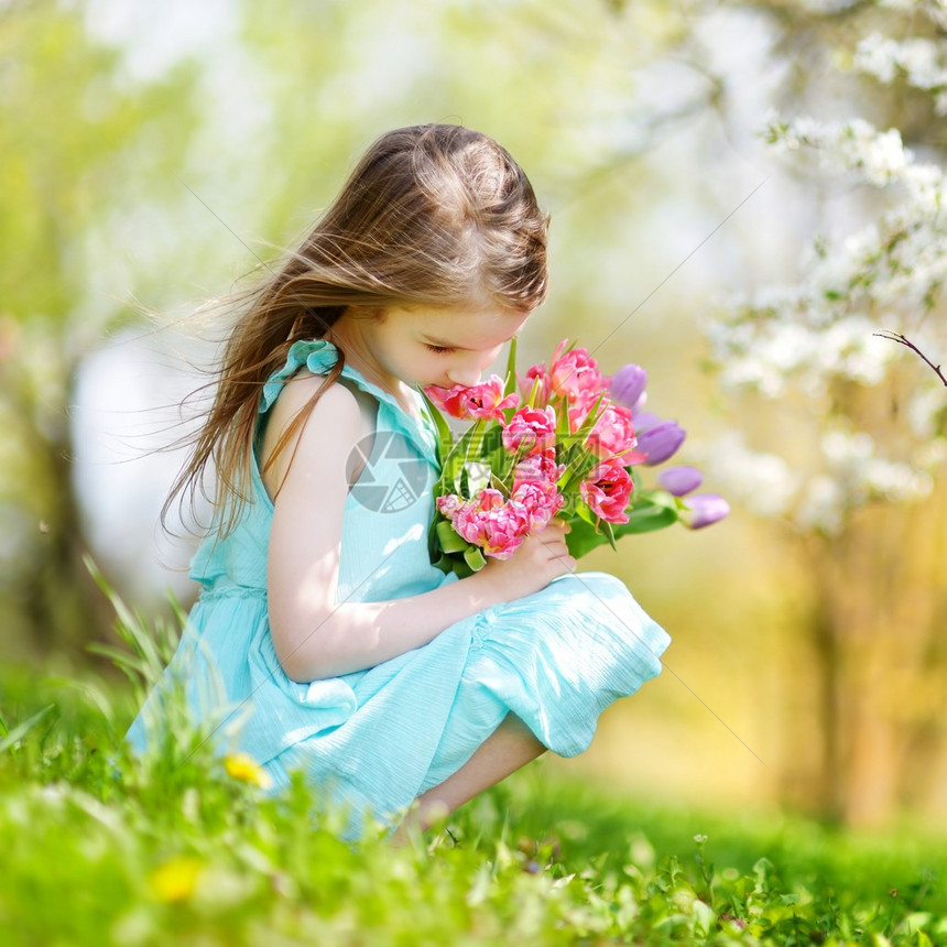 可爱的小女孩在美丽的春日图片