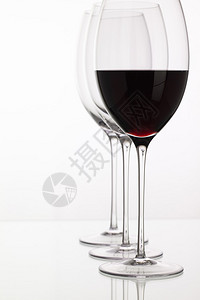 酒杯与红葡萄酒在白色背景图片