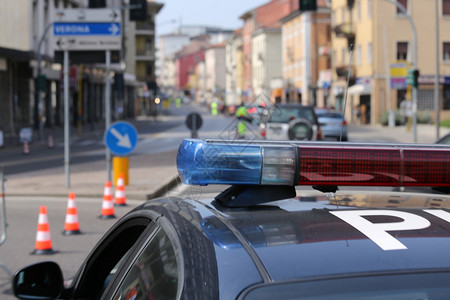在城市路障期间警车的蓝色和红色图片