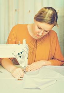 工厂的缝纫机工作的女人图片