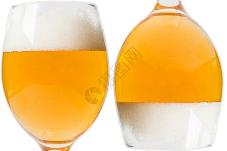 白色背景中的两杯啤酒图片