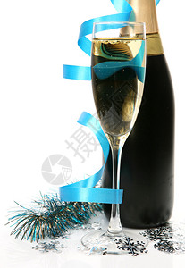 白色背景上带有新年装饰的香槟图片
