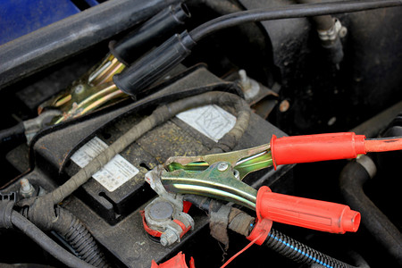 使用电池缆为旧车的电池充电图片