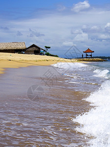巴厘岛上温暖的沙滩吸引着游客图片