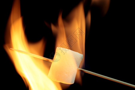 在火的木棍上的棉花糖图片