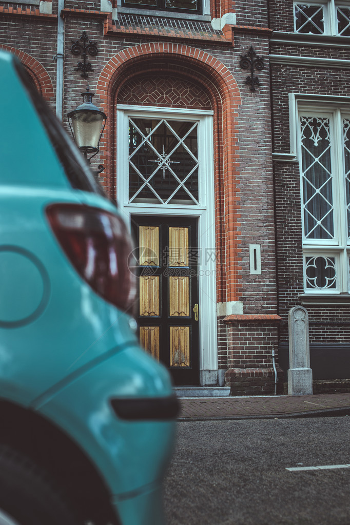 蓝色汽车和古董门的一图片