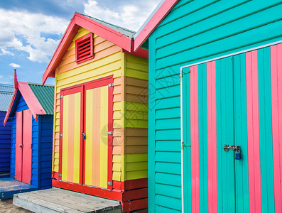 澳大利亚布赖顿海滩的浴室房屋使用反光颜色过滤器暑假概念的多彩图片