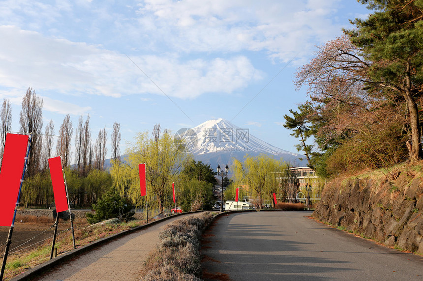 在川口子公园的公路上和富士山附近的天图片