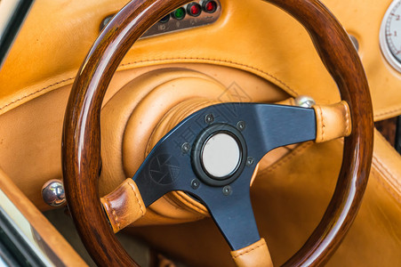 豪华棕色汽车内的方向盘和仪表板图片