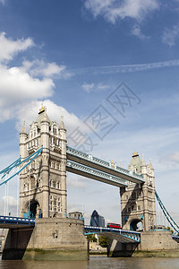 伦敦塔桥景观与桥中心的红色双层巴士背景为伦敦金融城图片