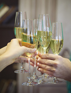 欢庆或派对人们拿着香槟杯子图片