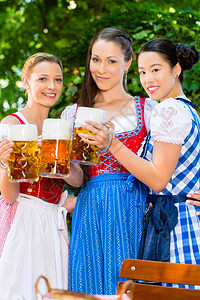 在啤酒花园德国特拉赫特和巴伐利亚Dirn图片