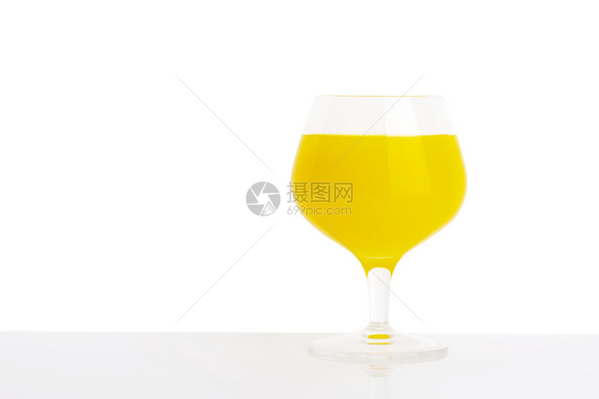 酒杯中的新鲜橙汁图片