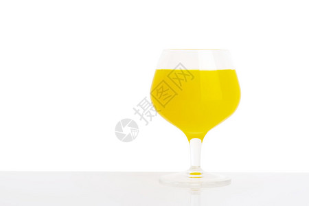 酒杯中的新鲜橙汁图片