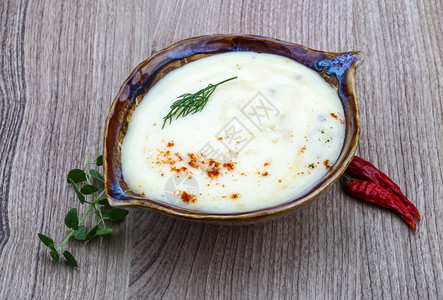 奶酪汤配莳萝培根香料和香草图片