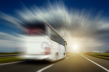 白色巴士在全速的模糊移动中超速飞越高速公路驾驶时从车上拍到照图片
