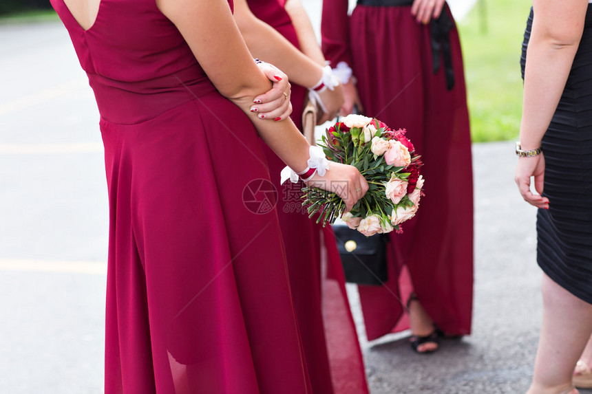 新娘和伴娘的红色婚礼花束图片