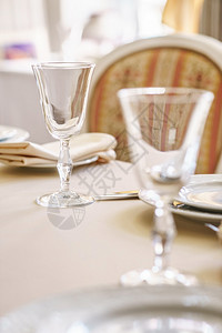 餐厅宴会的美丽餐桌布置特写图片