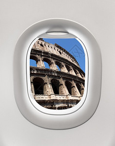 望着一架飞机的窗外前往意大利图片