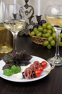 意大利腊肠开胃菜配马苏里拉奶酪橄榄樱桃番茄和罗勒串图片
