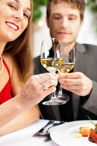 情侣共进浪漫晚餐或午餐在美食餐厅图片