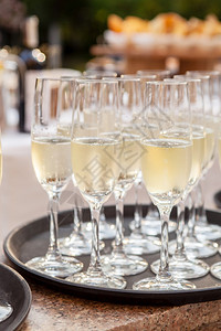 餐桌上的香槟酒杯图片