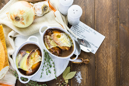 自制法式洋葱汤配烤长棍面包图片