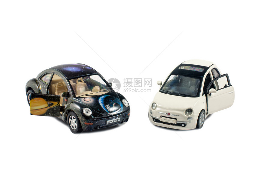 白色背景的小型玩具汽车隔离图片