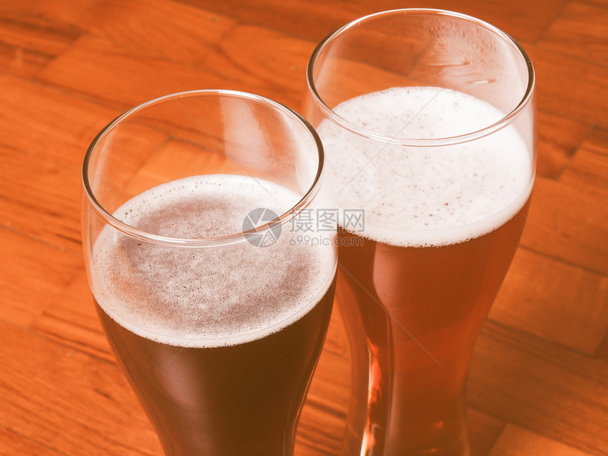 两杯德国黑白西装啤酒在地板上为浪漫的约会而盛放图片
