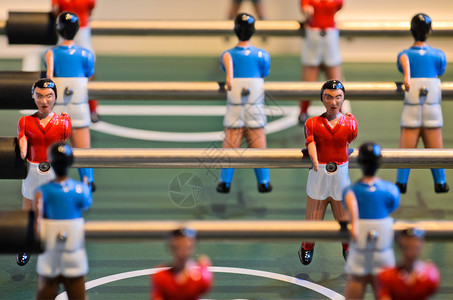 模拟足球运动员在球桌足球比赛图片