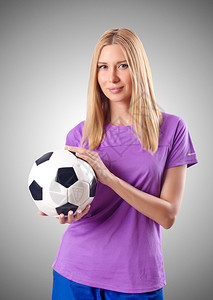 白底踢足球的女人图片