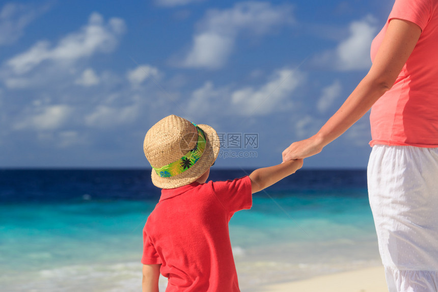 母亲和儿子在海滩图片