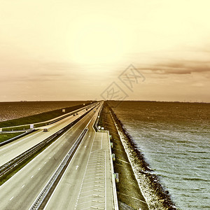 荷兰保护大坝现代公路日落名流风格托图片